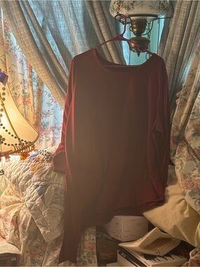 Torrid Long Sleeve Crewneck Top - Wine
Uneven hem comfy
